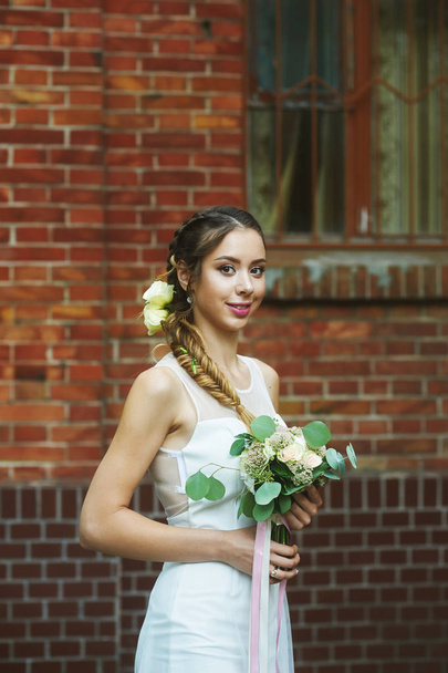 Porträt einer Braut mit einem Brautstrauß - Foto, Bild