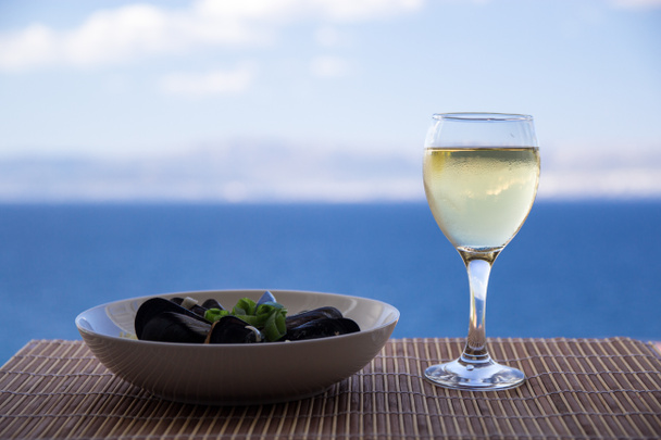 leckere Moule und ein Glas Weißwein - Foto, Bild
