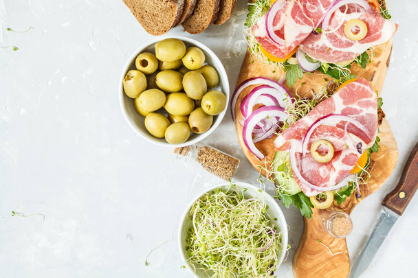 sandwich with ham, olives, rye bread and vegetables - Φωτογραφία, εικόνα