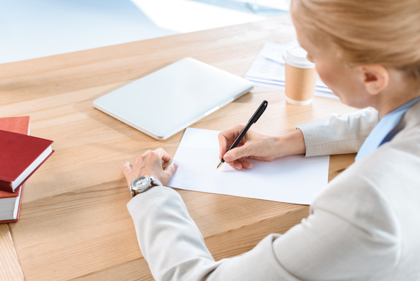 businesswoman writing documents with pen - Foto, Imagem
