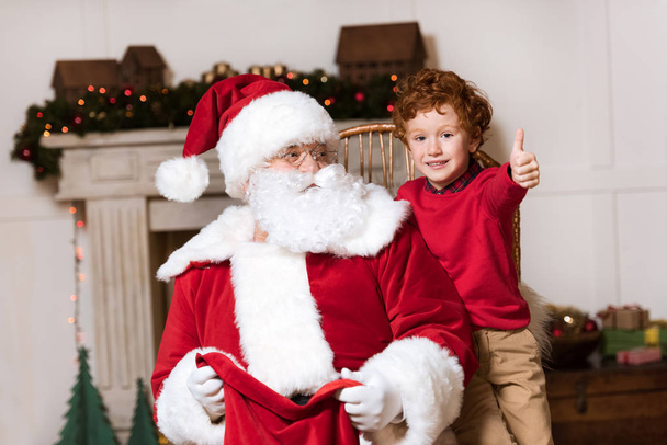 Άγιος Βασίλης και το μικρό αγόρι - Φωτογραφία, εικόνα