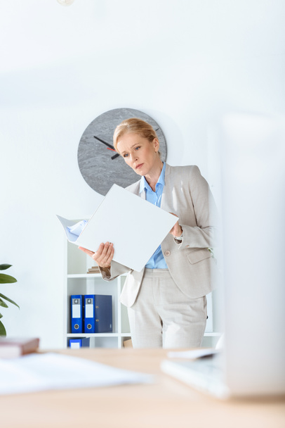 businesswoman with folder of documents - Фото, зображення