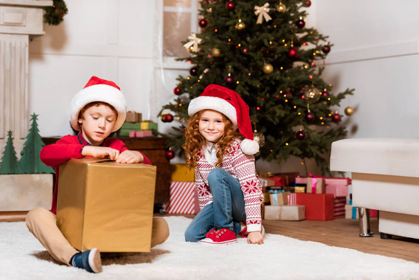kids in santa claus hats with gift - Foto, Imagem