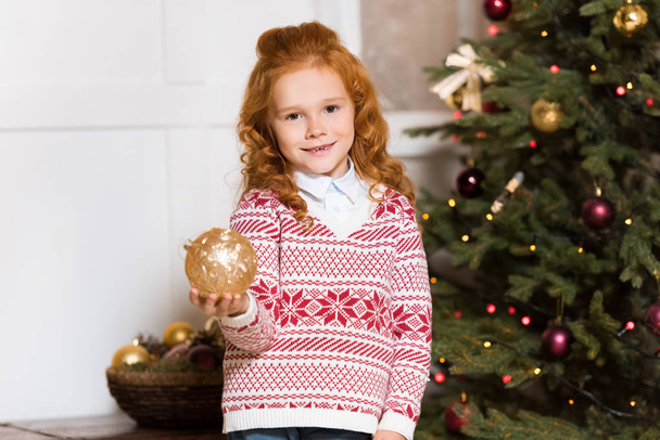 child holding christmas toy - Foto, Bild