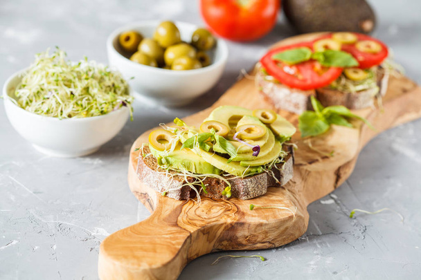 vegan sandwiches with avocado, tomatoes and sprouts. - Φωτογραφία, εικόνα