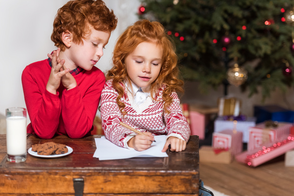 Kinder schreiben Wunschliste für Weihnachtsmann - Foto, Bild