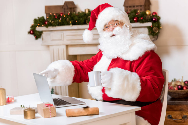 santa claus with laptop at home - Φωτογραφία, εικόνα