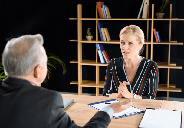 woman asking businessman for advice - Фото, зображення