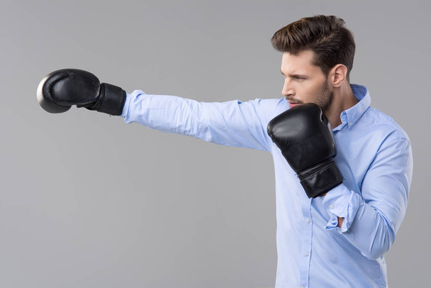 Knappe elegante man met bokser handschoenen - Foto, afbeelding