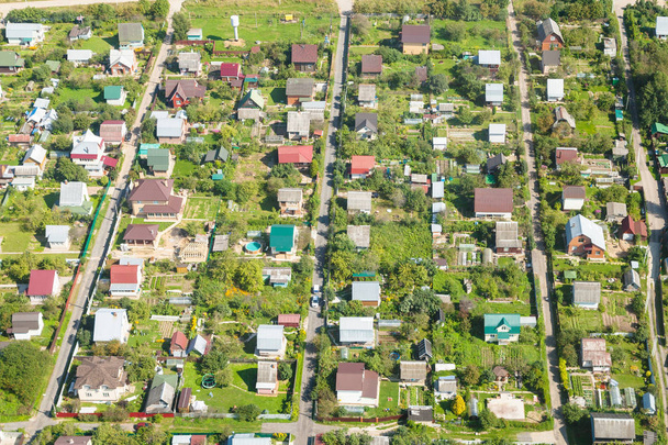 ci-dessus vue sur les maisons de campagne dans le village de banlieue
 - Photo, image