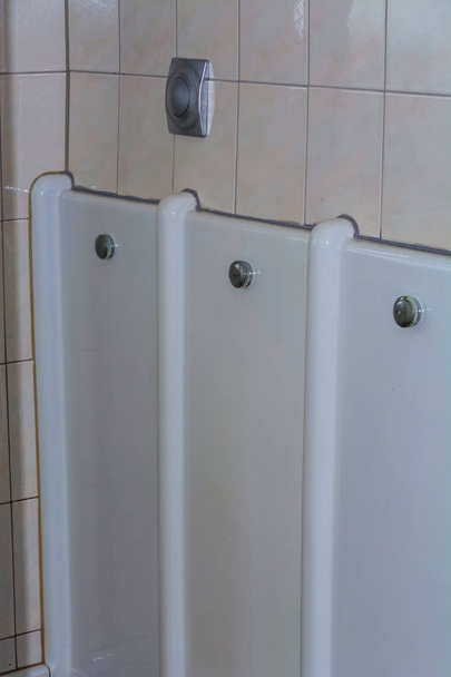 Pisoár koryta nebo Pinkel hřbetu je zařízení vyrobené z keramiky na WC muži močení vstoje - Fotografie, Obrázek