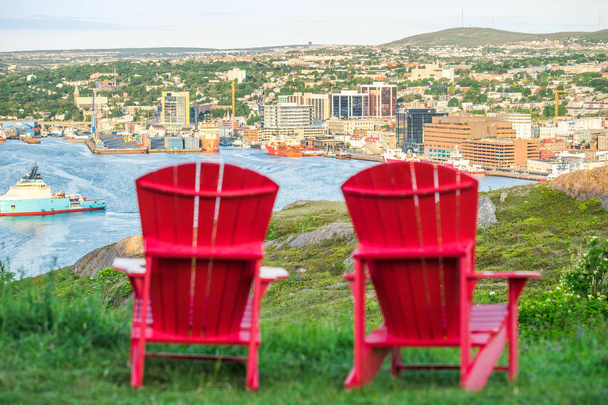 Panorama van St. John's met twee karakteristieke rode stoelen, Newfo - Foto, afbeelding