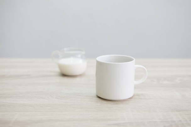 Beyaz kahve fincanı süt kavanoz ile - Fotoğraf, Görsel