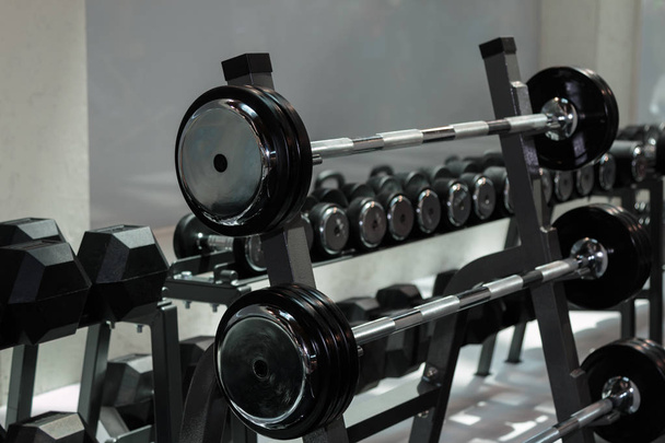 Çelik diskleri ve barbell içinde jimnastik salonu: ağırlık Fitness Ekipmanları - Fotoğraf, Görsel