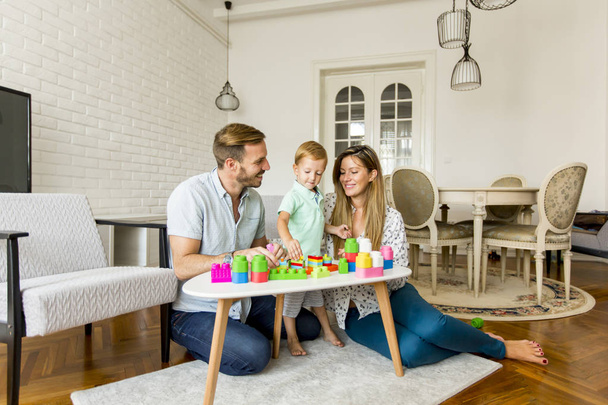 Kleine jongen speelgoed met vader en moeder thuis spelen - Foto, afbeelding