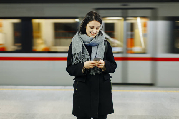 Genç kadın bekleyen tren yeraltı - Fotoğraf, Görsel