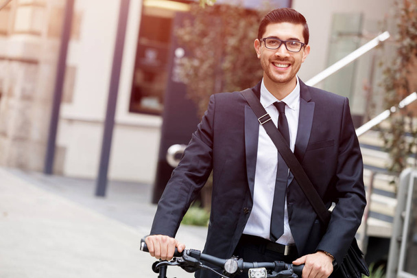 Young businessmen with a bike - Φωτογραφία, εικόνα
