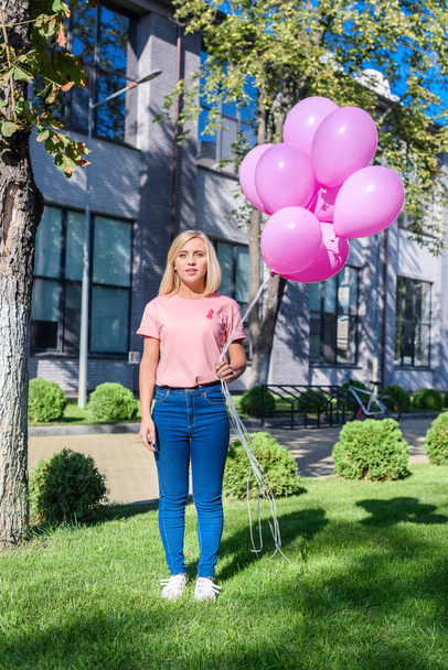 νεαρή γυναίκα με ροζ μπαλόνια - Φωτογραφία, εικόνα