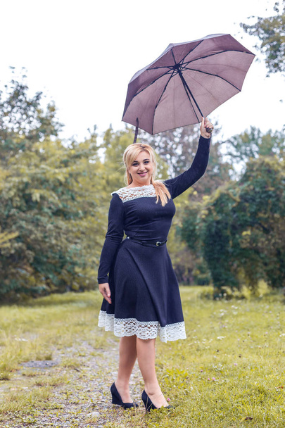 Belle fille avec parapluie au parc d'automne
 - Photo, image