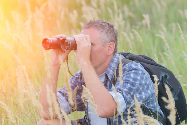  Homem olhando através binocular
 - Foto, Imagem