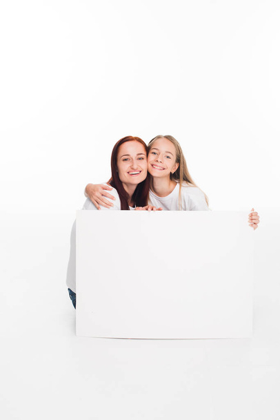 kızı ve annesi ile boş bayrak - Fotoğraf, Görsel