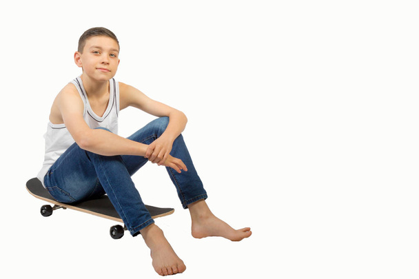 Young teenage caucasian boy with his skateboard - Zdjęcie, obraz
