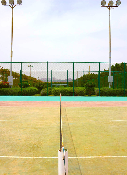 Tyhjä tenniskenttä
 - Valokuva, kuva