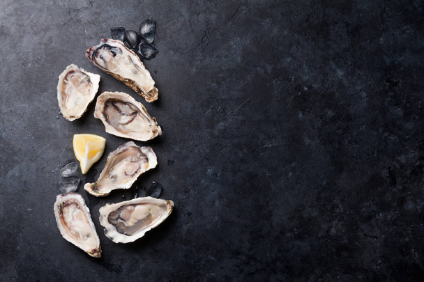 Oysters and lemon - Foto, imagen