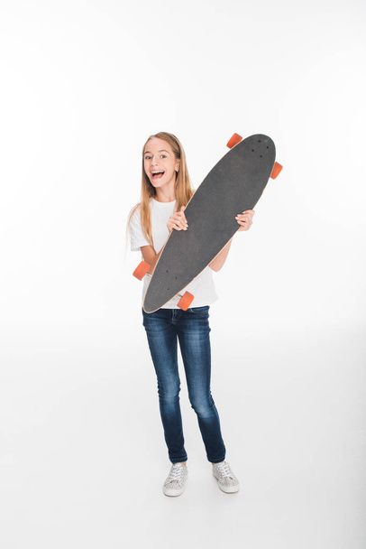 bambino femmina con skateboard
  - Foto, immagini