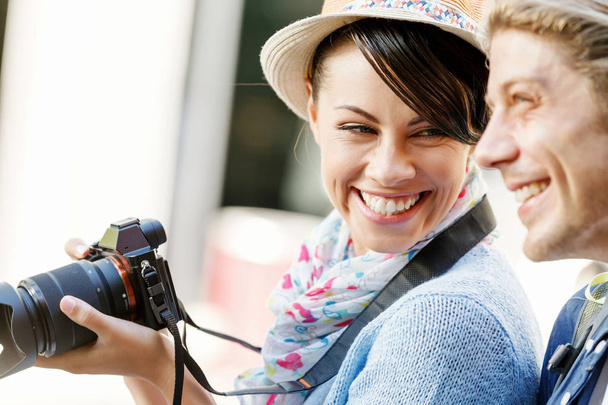 Smiling couple with the camera - 写真・画像