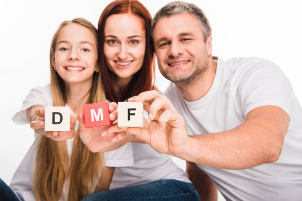 Familie zeigt Buchstabenwürfel - Foto, Bild