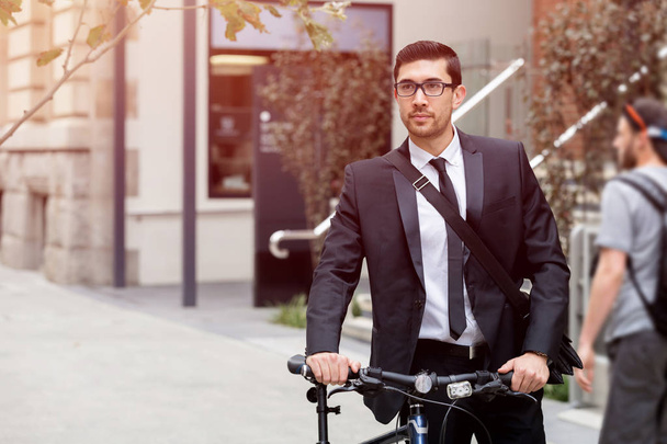 młodzi biznesmeni z rowerem - Zdjęcie, obraz