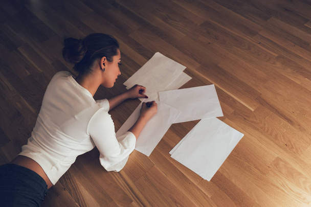 Vrouw op het schrijven van de vloer - Foto, afbeelding