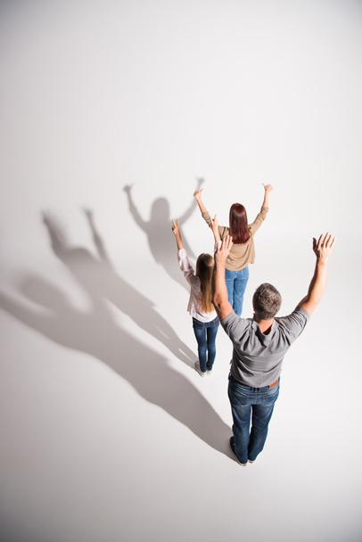 семья с поднятыми руками
 - Фото, изображение