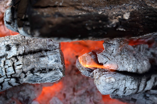Carvão e brasa em fogo
 - Foto, Imagem