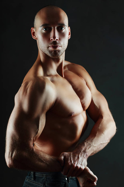 man showing his biceps  - Foto, Imagen