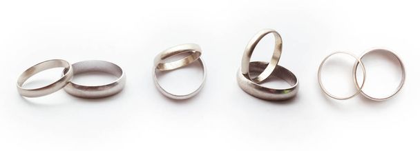Fehér arany gyűrű koncepció. Klasszikus jegygyűrű, fehér háttér - Fotó, kép