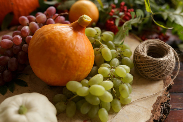 verduras de otoño, calabaza, pera, uvas, cosecha en la pestaña de madera
 - Foto, imagen