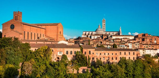 Тайна Сиены, прекрасного средневекового города в Тоскане, Италия, с видом на купол и колокольню Сиены
  - Фото, изображение
