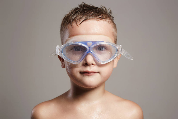sport bambino in maschera in piscina
 - Foto, immagini