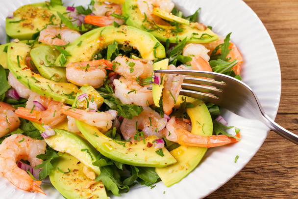 Shrimp salad with avocado and arugula - Φωτογραφία, εικόνα