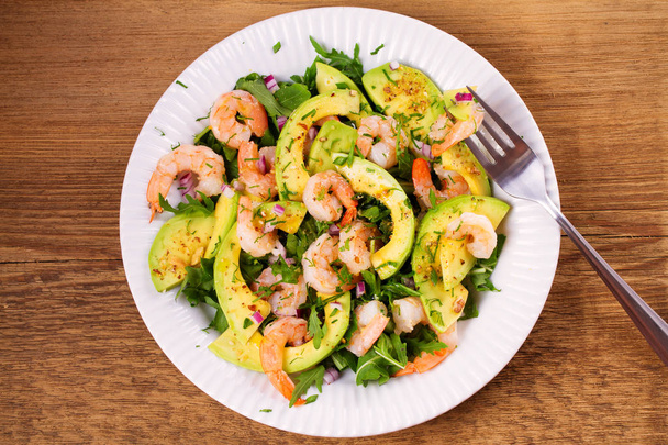 Shrimp salad with avocado and arugula - Photo, Image
