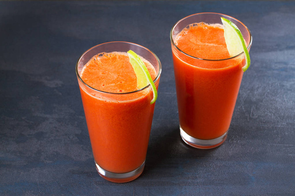Carrot smoothie, garnished with lime - Foto, immagini
