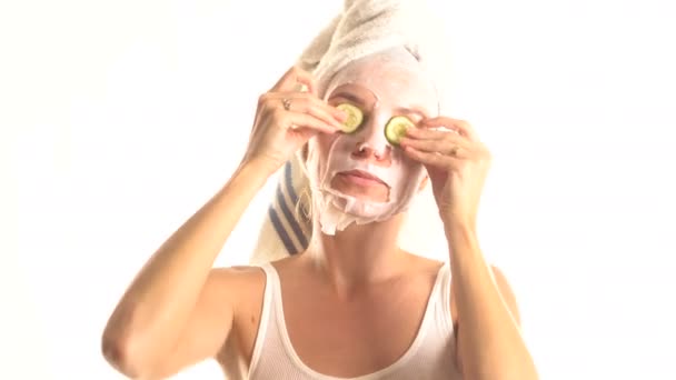 Kobieta z tkanki kosmetycznych maska na twarz - Materiał filmowy, wideo