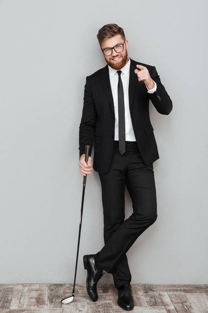 Full length portrait of a smiling bearded businessman in suit - Foto, immagini
