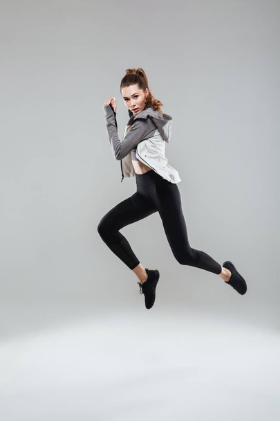Full length portrait of a confident fitness woman in sportswear - Foto, Imagem