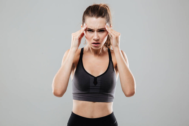 Młody fitness kobieta cierpi na silne migreny - Zdjęcie, obraz