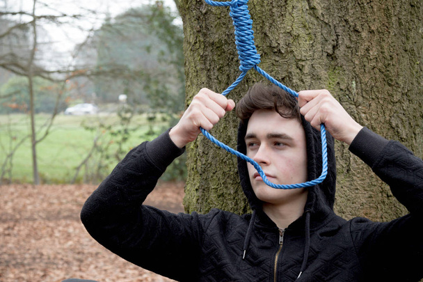 Genç çocuk bir hangman's noose ile depresif - Fotoğraf, Görsel