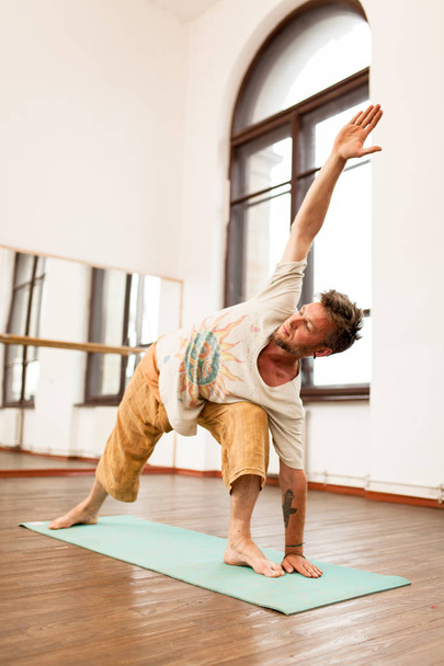 hombre practicando yoga - Foto, imagen