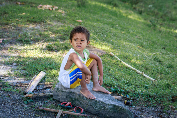 Porträt eines kleinen Jungen vom Stamm der Aeta in der Nähe des Berges Pinatubo am 27. August, - Foto, Bild